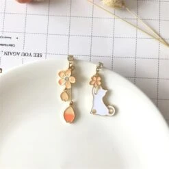Kawaii Sakura Petal Cat Earrings – Limited Edition -Kawaiitherapy Shop 44605 olsz2a